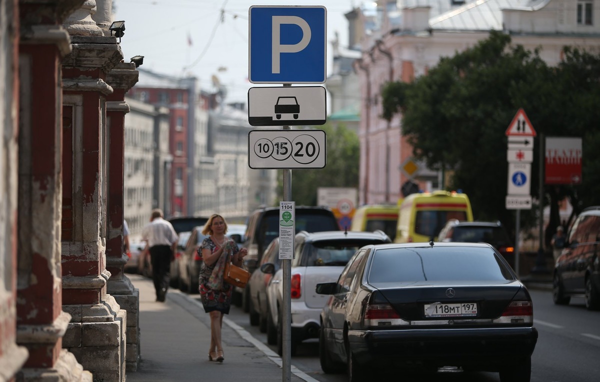 Стоимость парковки на некоторых улицах в центре Москвы с 1 июля повысят до 600 рублей в час. Об этом сообщается на сайте транспортного комплекса столицы.