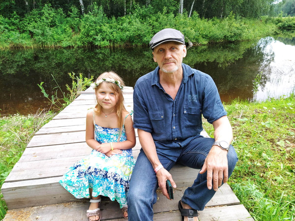 Детям нужны папа и мама, а так же достойные примеры. 