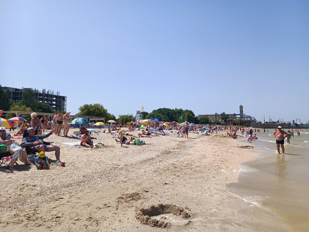 Центральный пляж в Ейске 17 июня, в три часа дня