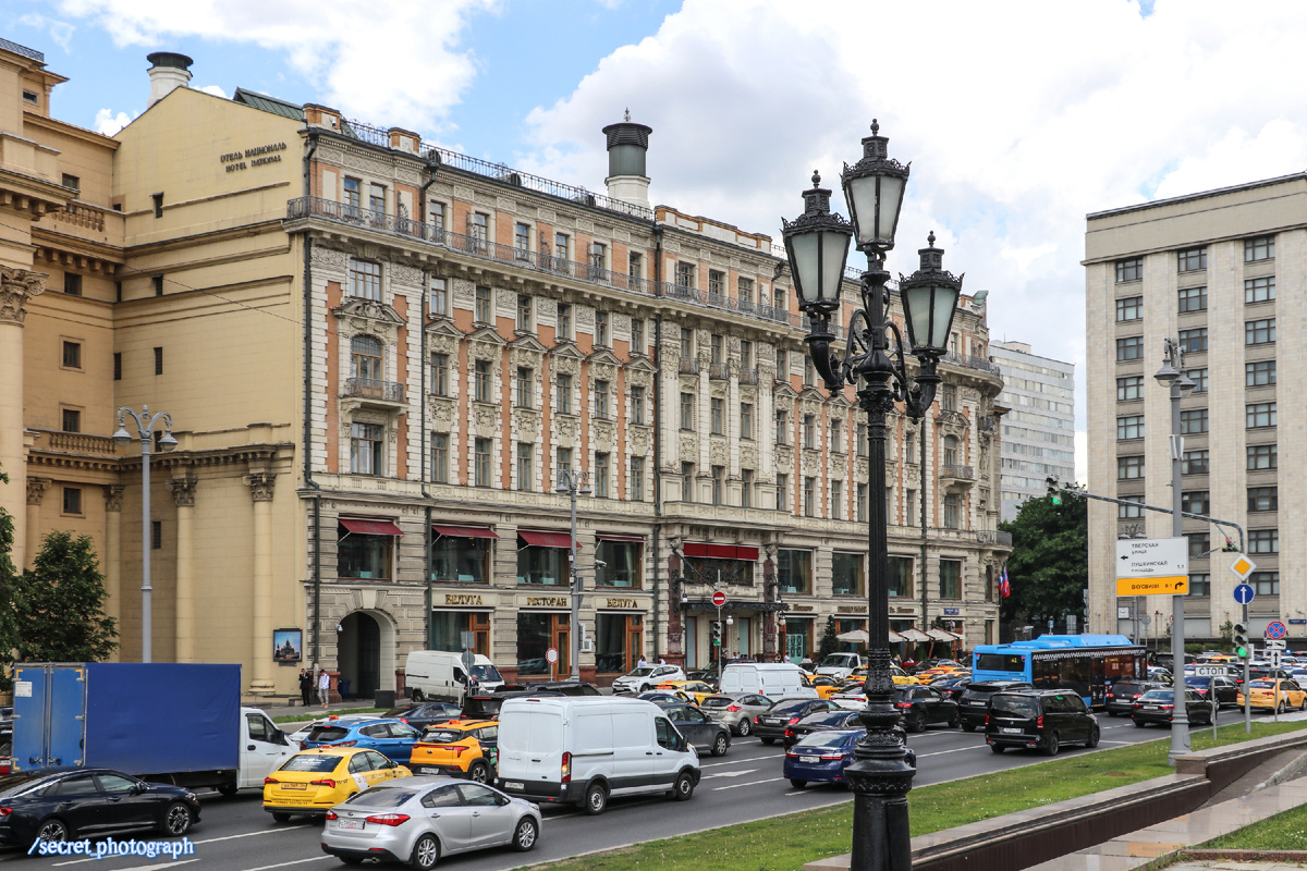 Три недели назад я рассказывал о гостинице «Метрополь», что расположилась на краю Театральной площади. А нынешняя статья будет еще об одном отеле, сравнительно недавно отметившем столетний юбилей.