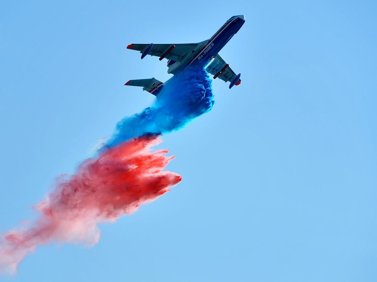    Российский самолёт-амфибия Бе-200ЧС, разработанный ТАНТК имени Г. М. Бериева и производимый на Иркутском авиационном заводе, совершает полет на Международном авиационно-космическом салоне МАКС-2019 в подмосковном Жуковском© РИА Новости / Михаил Воскресенский