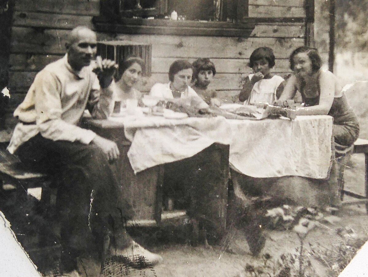 Слева направо: дядя Фотя, кузина Ольга, тётя Нина (жена дяди Фоти), их дочь Юля, незнакомая мне девочка и моя мама, ещё юная и стройная. Думаю, это фото сделано в самые первые годы дачного строительства. Году в 1938- 1939. 