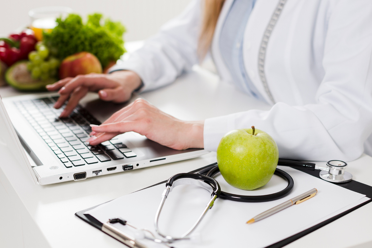 Изображение от <a href="https://ru.freepik.com/free-photo/diet-concept-with-female-scientist-and-healthy-food_4689634.htm#query=%D0%BD%D1%83%D1%82%D1%80%D0%B8%D1%86%D0%B8%D0%BE%D0%BB%D0%BE%D0%B3&position=1&from_view=keyword&track=ais_user&uuid=a4e0ae5f-e61f-46d6-a559-7d0a11cc52e2">Freepik</a>