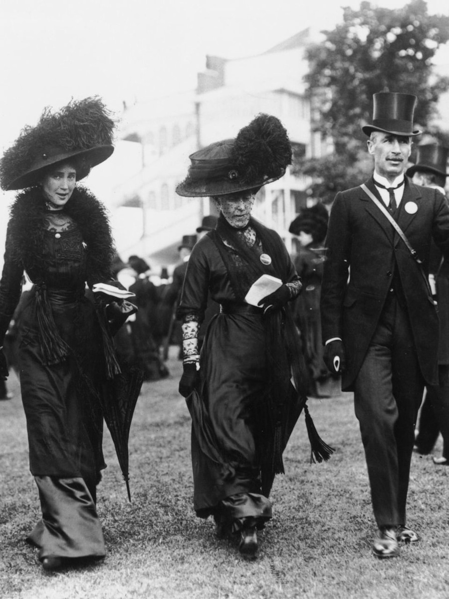 королевская мода 1910-хх. Монаршая семья на тот момент была в трауре по королю Эдуарду VII, поэтому и все придворные также носили черный цвет. Даже на скачки в Аскоте.