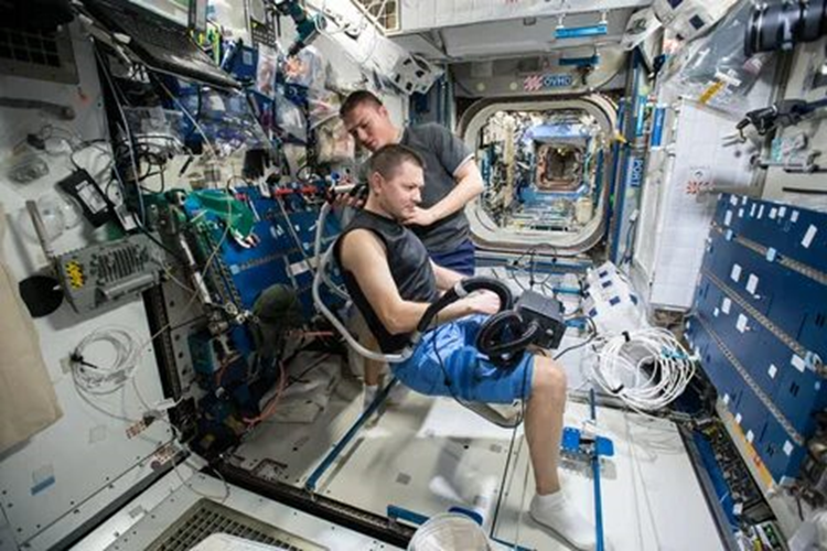 Парикмахерская на станции. Фото: NASA