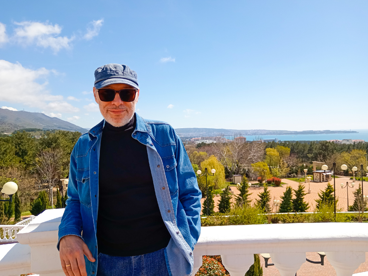 Вид на горы и море с Андреевского парка в Северном районе Геленджика. На фото автор рассказа и канала — Михаил Лекс.