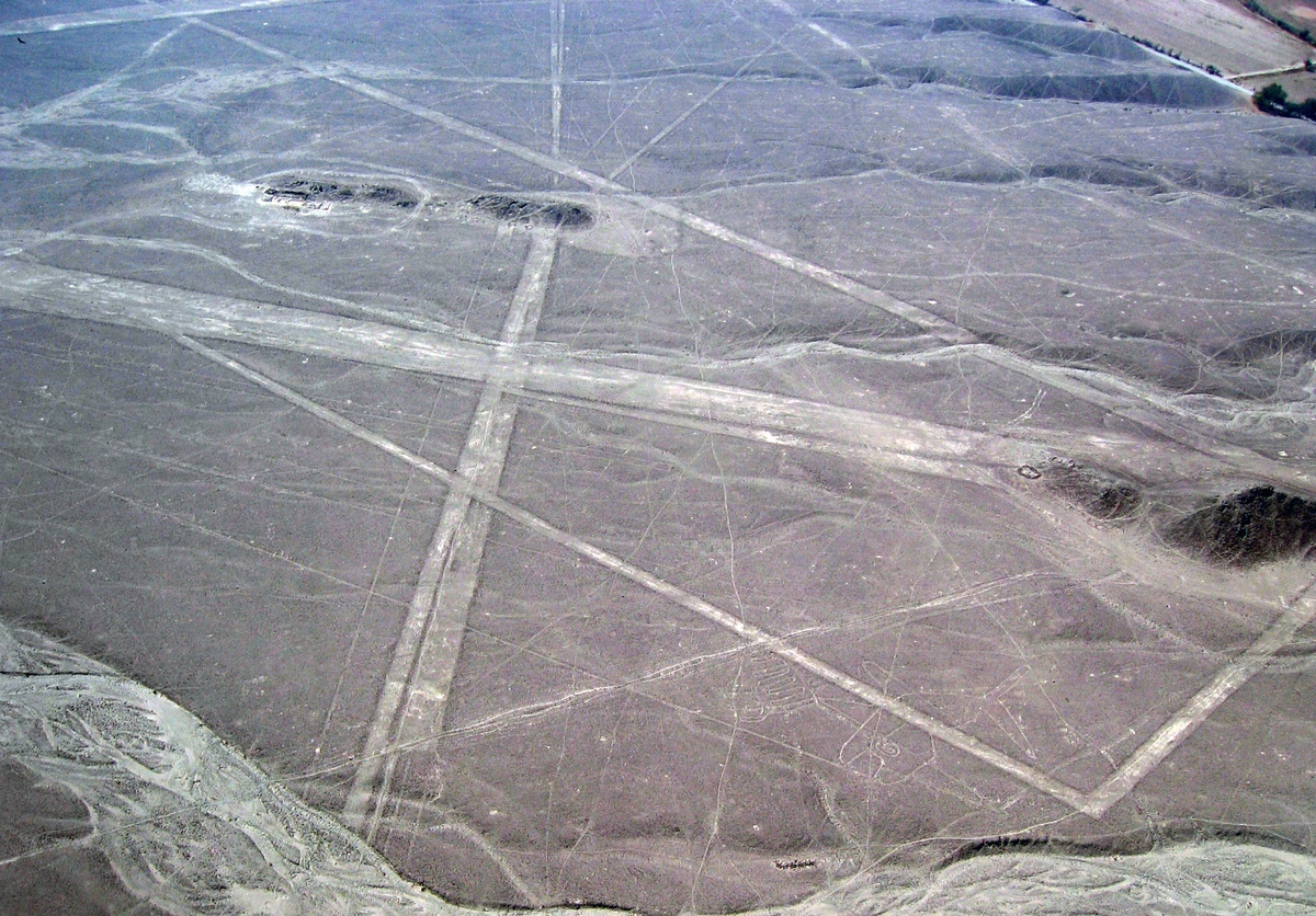 Для сравнения: линии плато Наска в Перу.
Источник фото: https://m.cdn.blog.hu/er/erdekesvilagunk/image/khjk.jpg