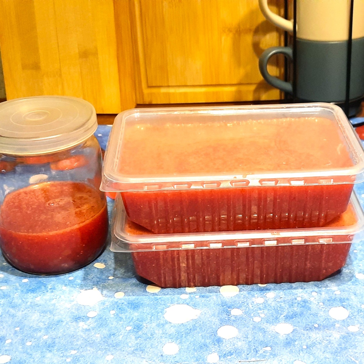 Контейнеры в заморозку, то что в банке, так поесть.