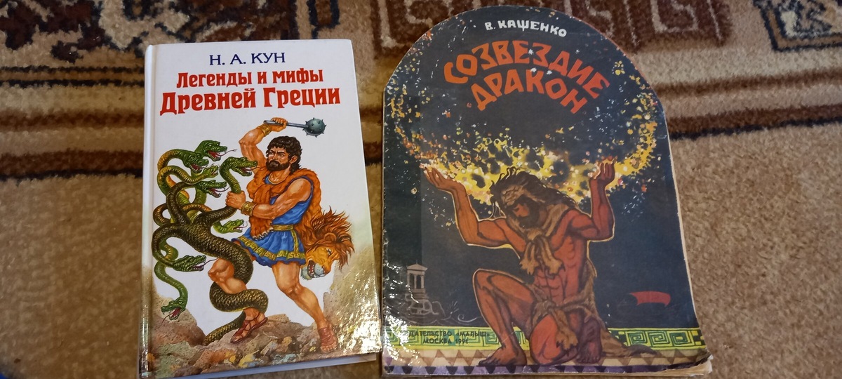 Одни из  любимых книг детства и юности. Обе книги - мои. Может быть кто-то тоже читал и помнит их? Особенно книгу В. Кащенко. Фото также сделано мной. Возможно, скоро обе эти книги появятся в моём фотопроекте "Литературные куклы".