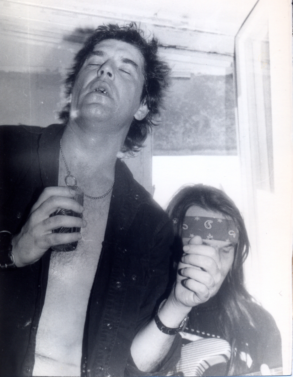 1992 год. Москва. Ник Рок-н-Ролл и Дима "Даун". Квартирник у Бонифация. Фото Алексея Слёзова