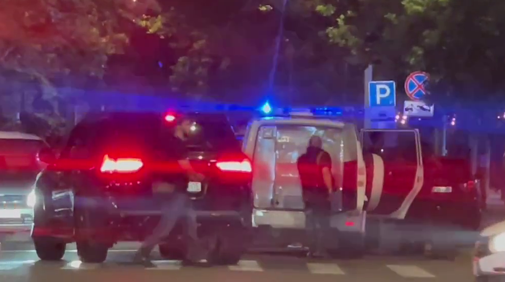 За оцепление в центре города пройти нельзя. Полиция пытается обезопасить людей. 