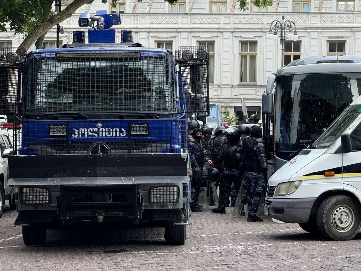    Сотрудники полиции на улице в Тбилиси во время акции протеста противников закона "О прозрачности иностранного влияния"© Sputnik