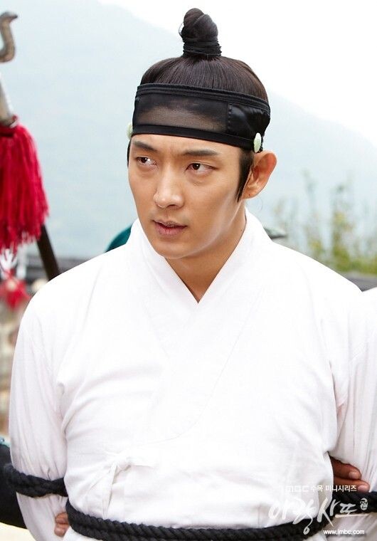 Пак Юн Ган - настоящий герой романтической поэмы. Суровый, обветреный и устремленный сломать хребет эпохи.