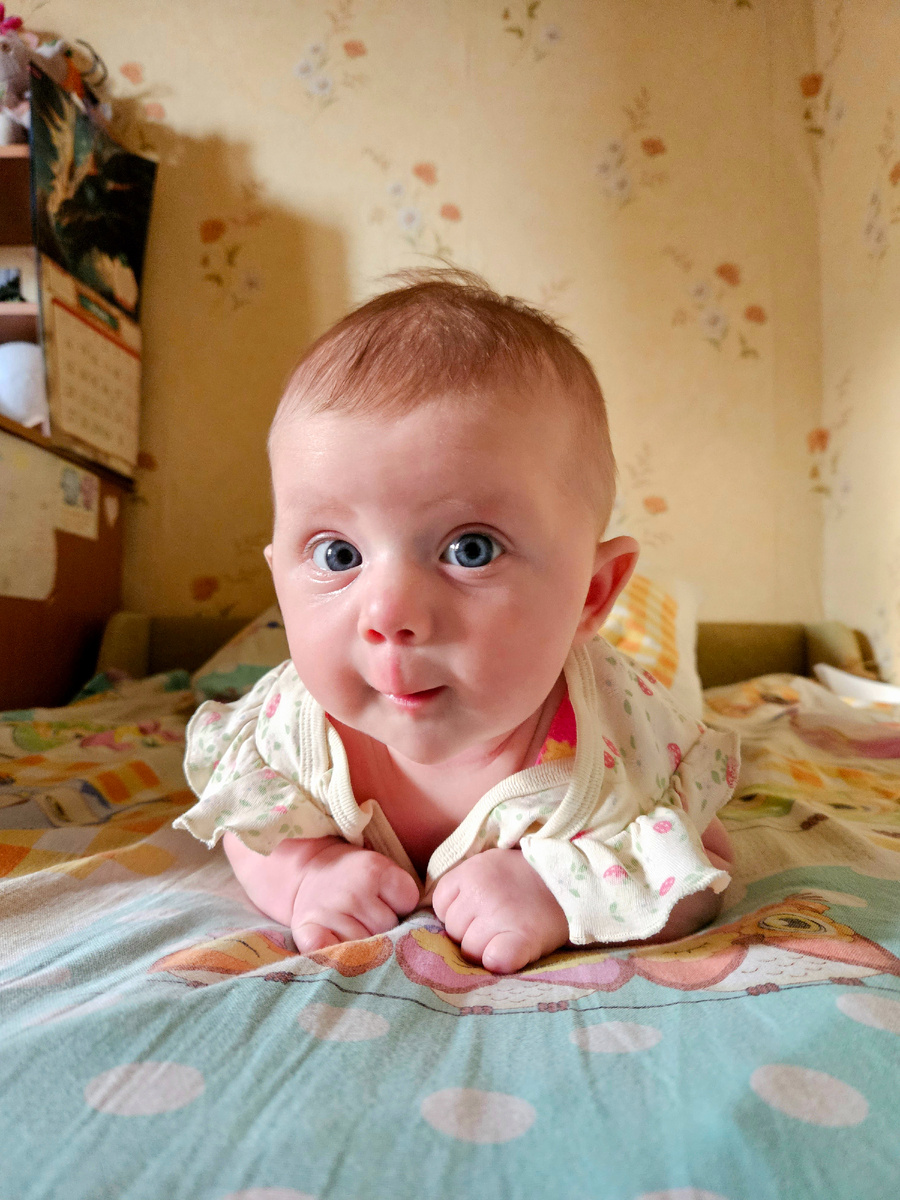 Дочка лежит на животе, пока в хорошем настроении