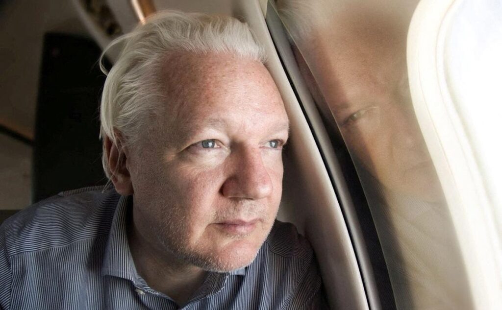 Верховный суд Лондона освободил под залог основателя WikiLeaks Джулиана Ассанжа благодаря сделке с Минюстом США, по которой он должен частично признать свою вину.