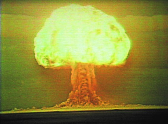    Гриб и огненное облако взрыва РДС-6с. Фото: Министерство атомной энергетики / Wikipedia