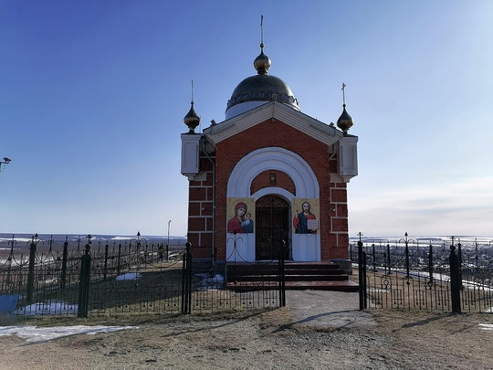 Часовня со стороны автомобильной стоянки и лестницы для людей