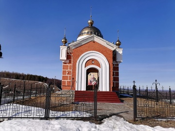 Часовня со стороны креста и тропинки, по которой поднимаются паломники, чтобы очиститься и искупить грехи (пусть к очищению не должен быть лёгким). Подъём там действительно очень крутой, но именно по нему я первый раз и взобралась на эту гору. 