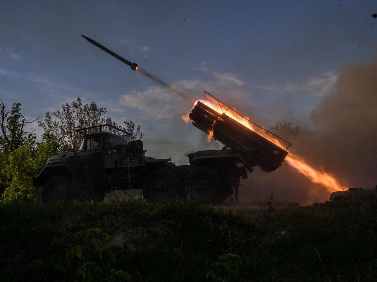    Военнослужащие ведут огонь из РСЗО 9К55 "Град-1" в зоне проведения СВО© РИА Новости / Евгений Биятов