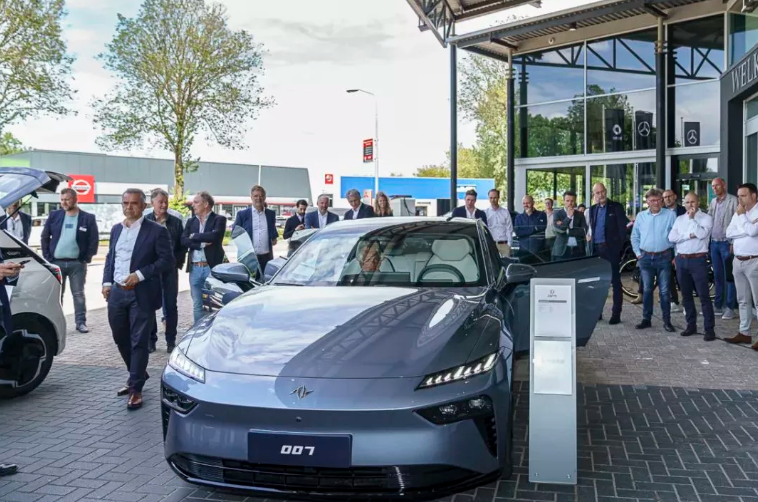 Китайская компания Dongfeng Motor, известная своими автомобилями, открыла свой первый шоурум в Нидерландах, в городе Алкмар.-2