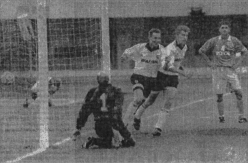 «Торпедо» - «Ротор» (Волгоград) - 3:0. Слева направо голкипер гостей Андрей Саморуков (№1), торпедовцы Олег Животников, Дмитрий Прокопенко и  волгоградец Владимир Геращенко..