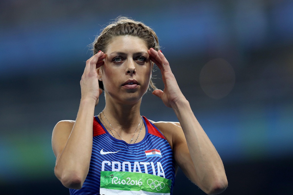     Босые ноги в кадре: чемпионка мира узнала о неверности мужа в прямом эфире телеканала