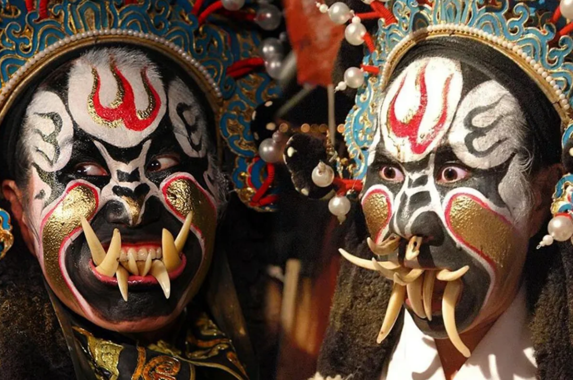 Какие красотки коктеливо поглядывают!