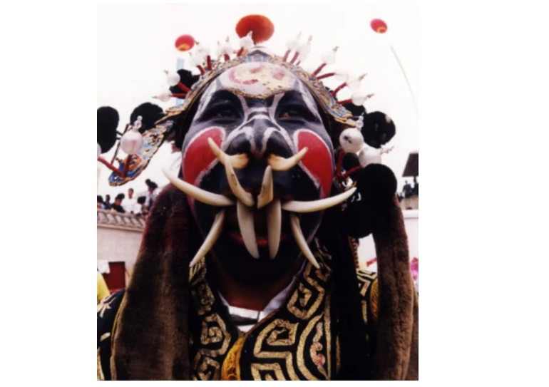 Еще и по одному клыку в нос! Это высший пилотаж