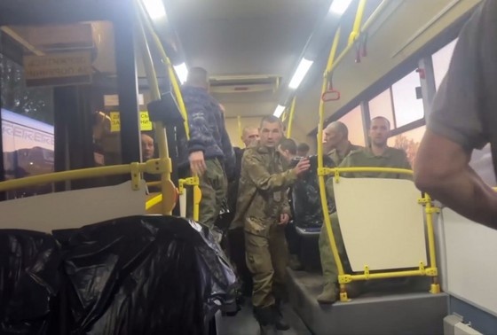 Минобороны России в официальном Telegram-канале опубликовало видео с российскими военными, которые вернулись из украинского плена. По данным военного ведомства, на Родину вернулись 90 человек.