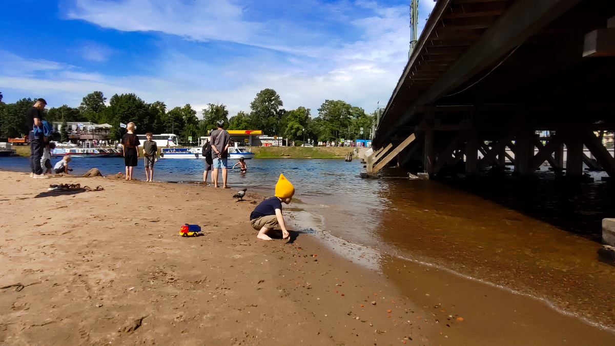 Месье гном в жёлтом колпаке играет с водой в догонялки. 