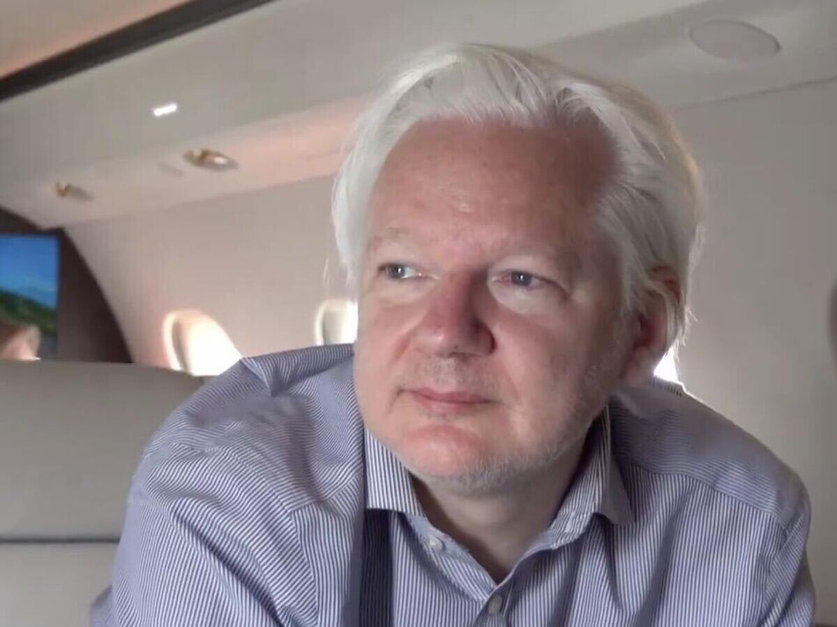    Джулиан Ассанж во время прибытия в Бангкок© WikiLeaks/X