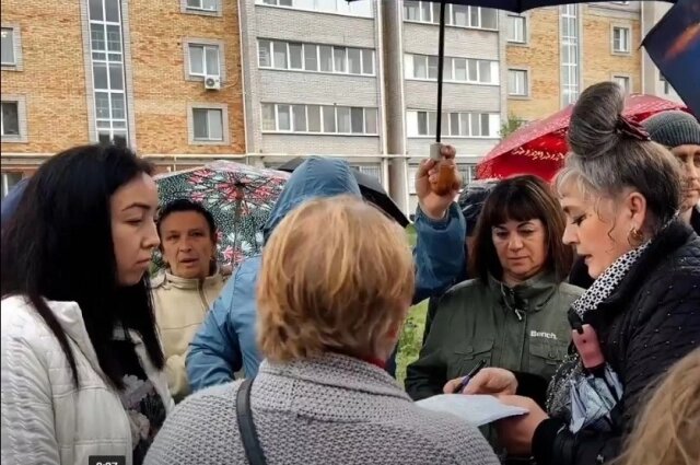    Родители вышли на своеобразный митинг и собирали подписи. Фото: Из личного архивa/ Татьяна Суханова