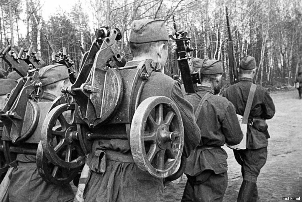 Красноармеец со станком от пулемета "Максим" (источник:https://clck.ru/3BUvES)