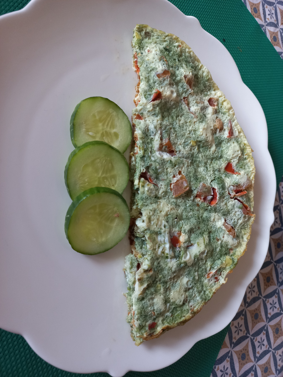 Апрельское фото с канала - омлет со шпинатом и помидорами. Сейчас бы я добавила к нему пару ложек гречки.