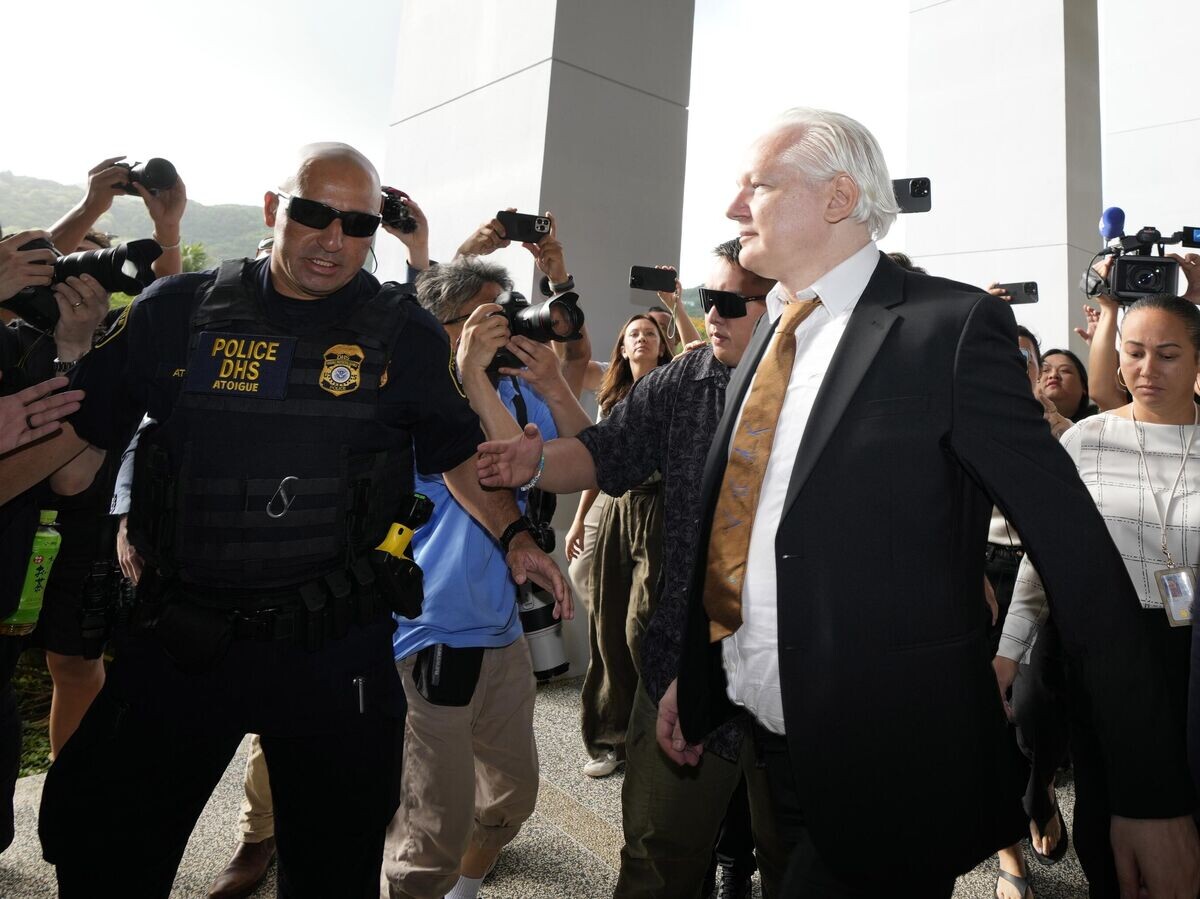    Джулиан Ассанж возле суда© AP Photo / Eugene Hoshiko