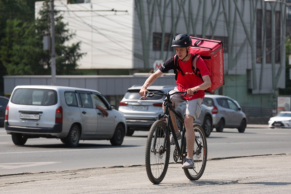    Велокурьер может получать до 120 тысяч рублей в месяц. / Кирилл Кухмарь/ТАСС