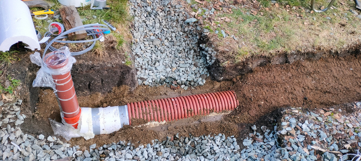 Трубу канализации уложил на глубине пол-метра.