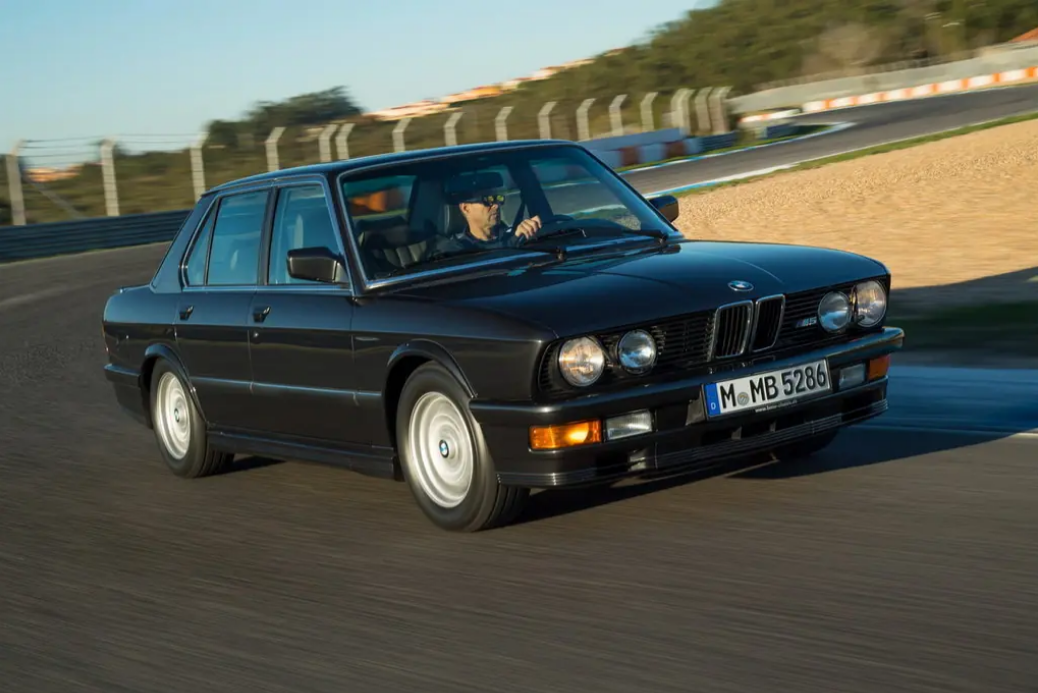 BMW M5 I поколения (кузов E28); на европейском рынке продавался с 02.1985 по 12.1987.