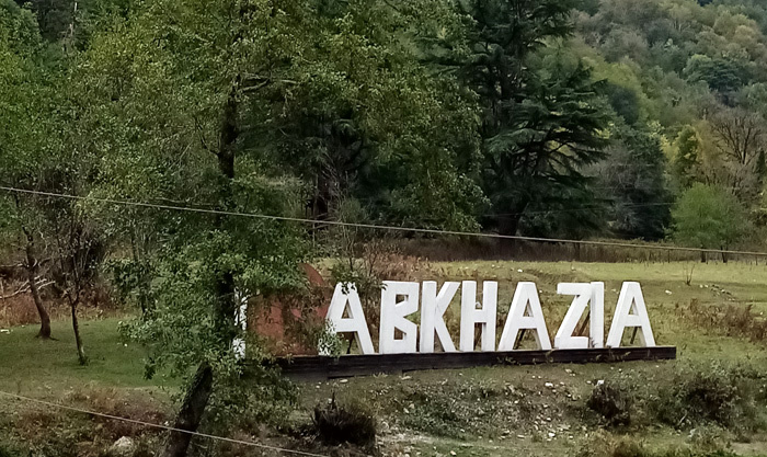 Сцхум стела. Абхазия 2021. Условия въезда в абхазию для россиян. Абхазия ужесточила въезд. Контрольно-пропускной пункт.