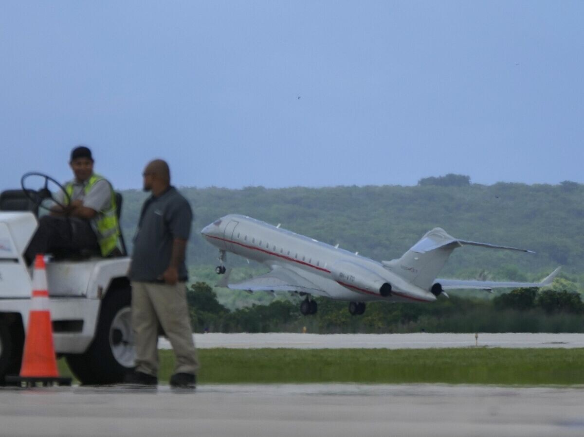    Самолет с Джулианом Ассанжем© AP Photo / Eugene Hoshiko