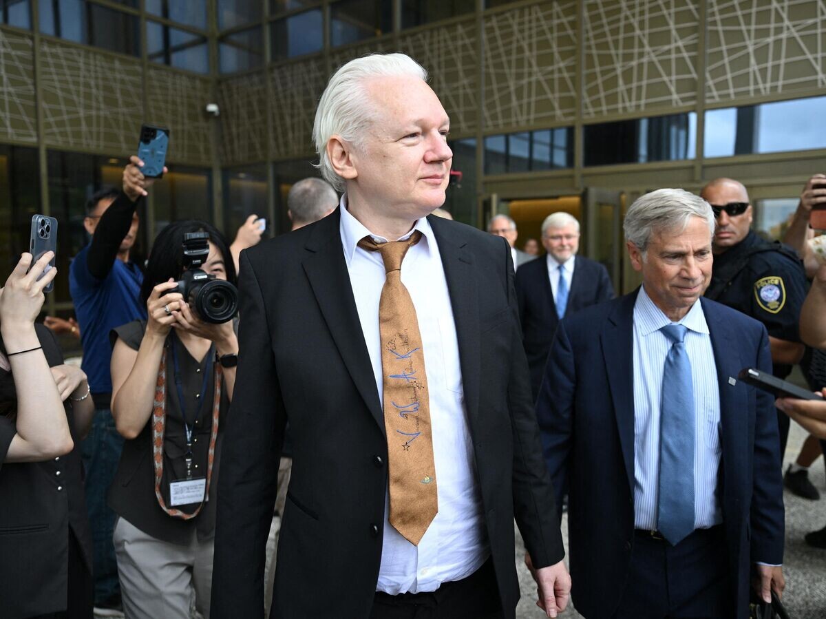    Основатель WikiLeaks Джулиан Ассанж покидает здание Федерального суда США© AFP 2024 / YUICHI YAMAZAKI