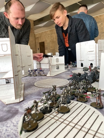 Автор - крайний слева