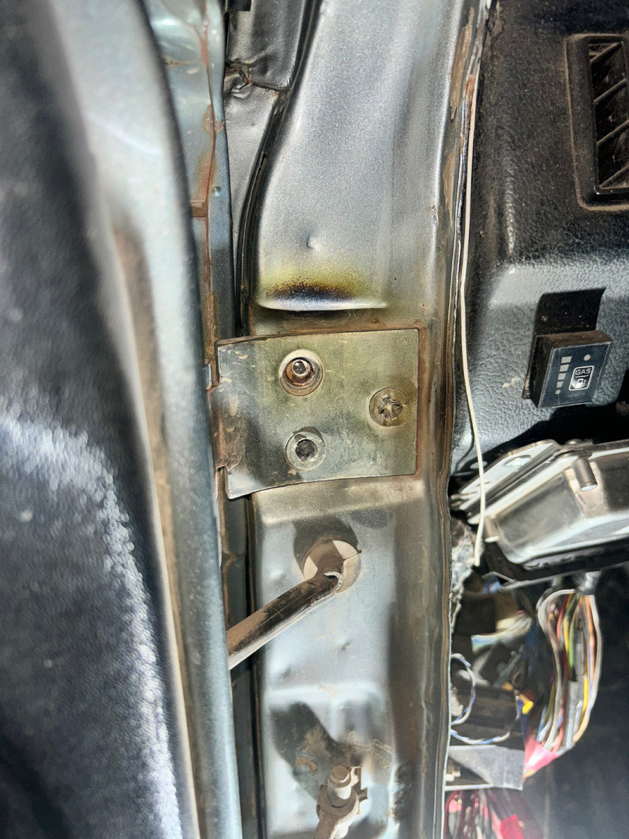 Резьба уже слизана, а винты на месте. 