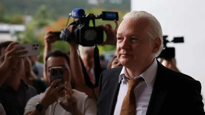 Джулиан Ассанж у здания суда на острове Сайпан.