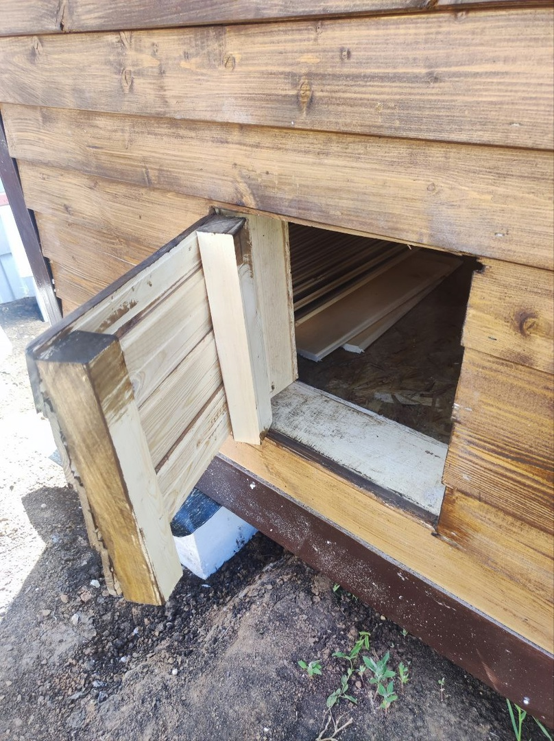 Дверка для кур.