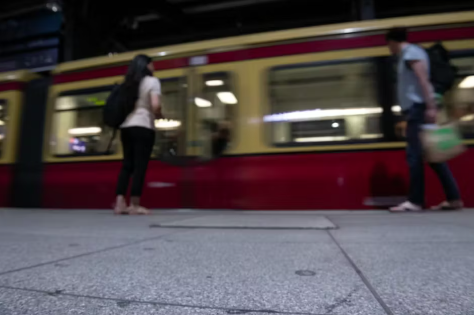 Женщина подверглась сексуальным домогательствам в S9. Возникла потасовка © Paul Zinken/dpa