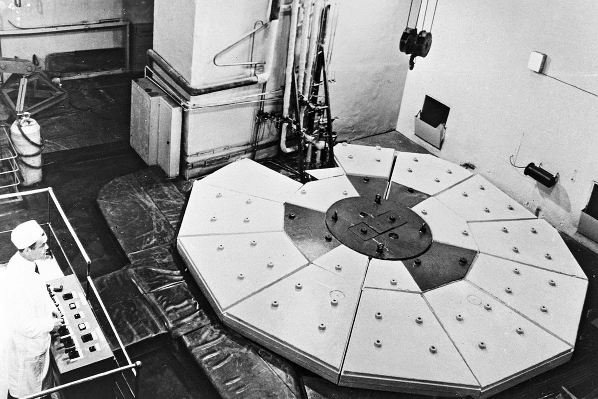  От сложного уран-бериллиевого реактора с охлаждением газом или металлом специалисты отказались. Опытная установка представляла собой агрегат с графитовым замедлителем и водяным теплоносителем. В принятии этого решения Игорь Курчатов руководствовался уже имевшимся опытом «обычной котельной практики» / РИА Новости