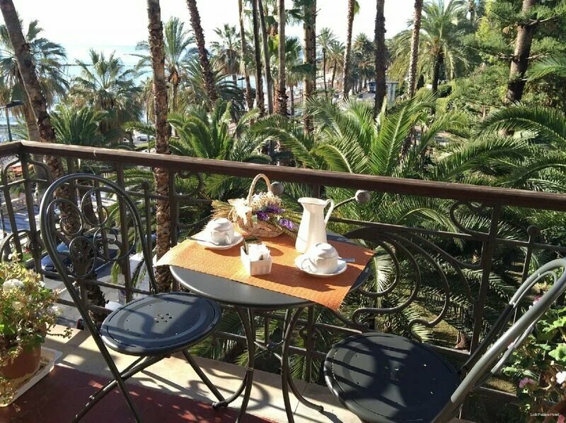 Уютный завтрак в отеле, под теми самыми пальмами на набережной Императрицы. Источник фото: Яндекс Карты. Автор Осип Т.