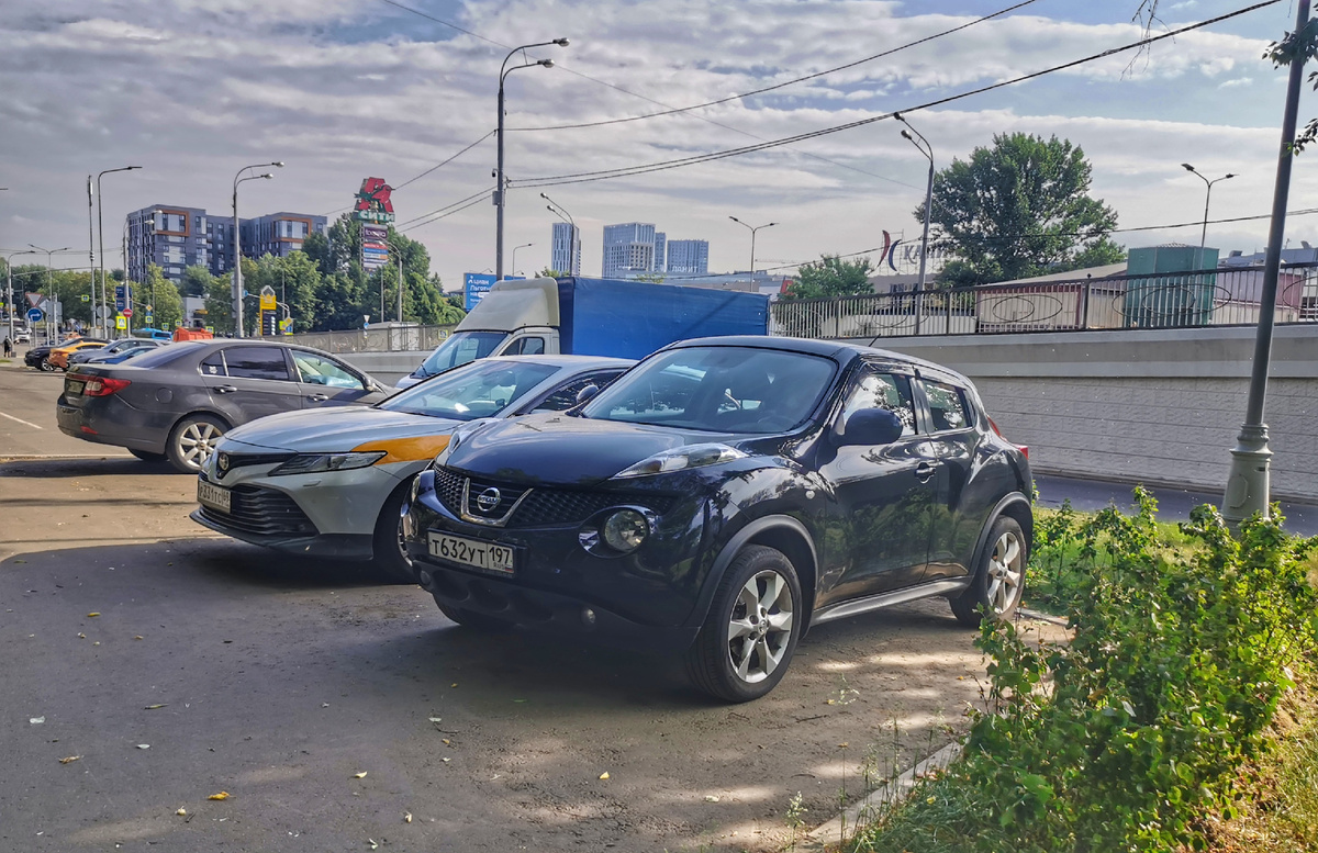 Автомобиль Nissan Juke. Шереметьевская улица.