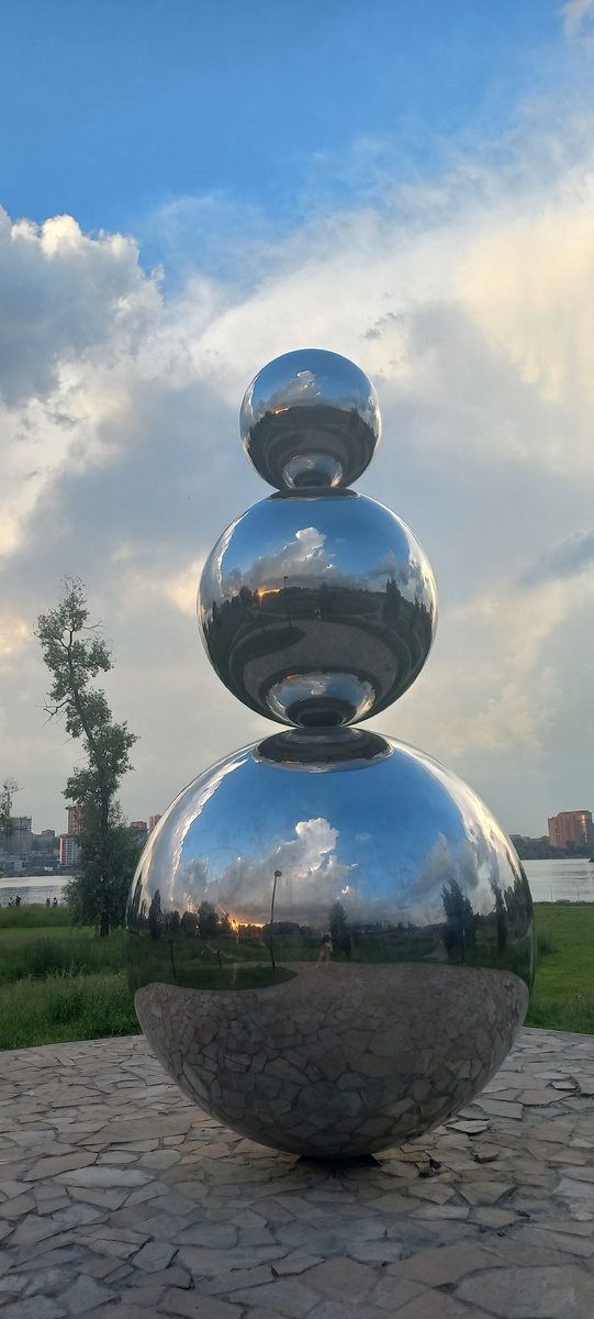 Арена. Скульптура с фестиваля снежных баб.